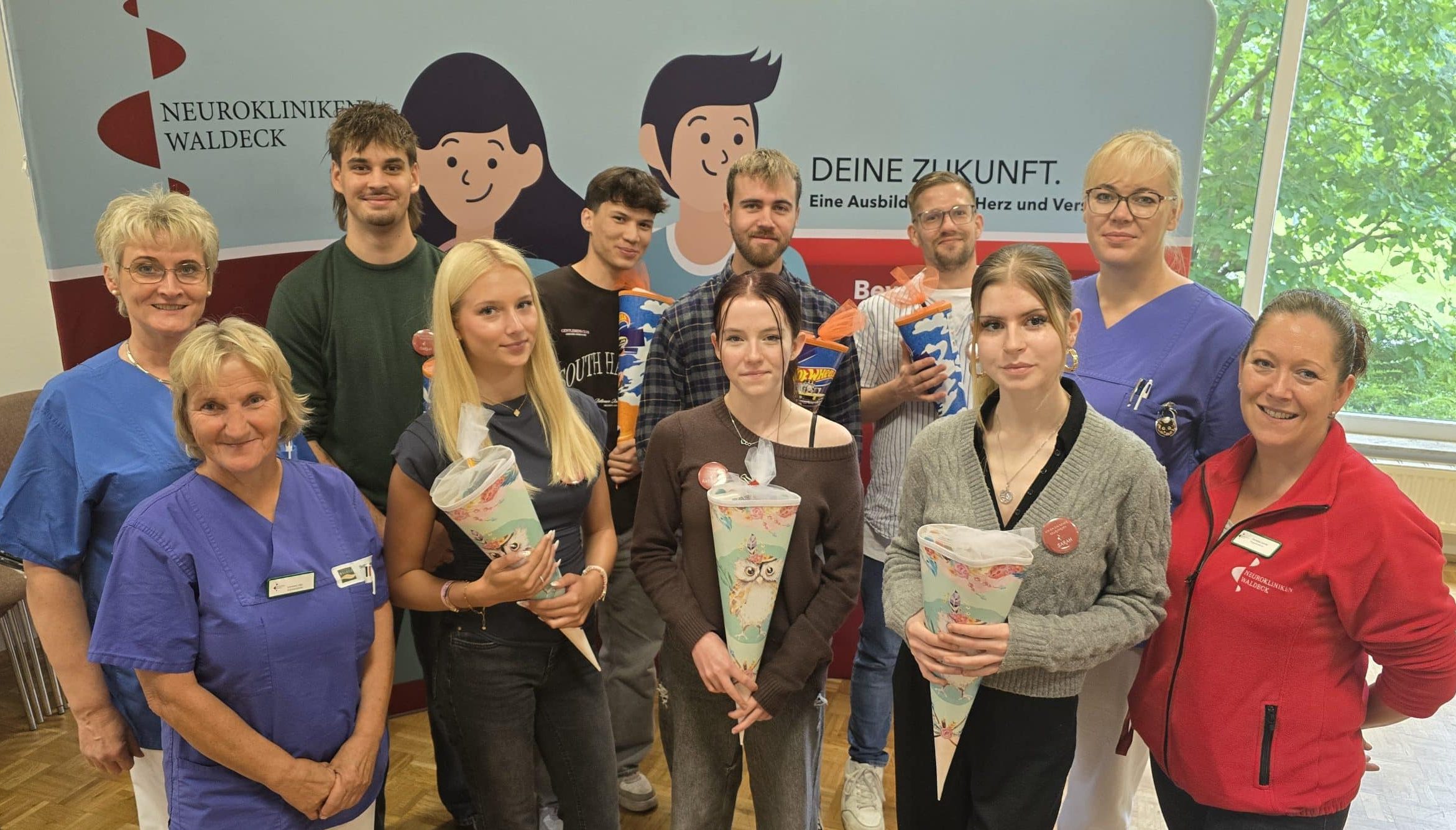 Sieben neue Auszubildende haben ihre berufliche Laufbahn bei den Neurokliniken Waldeck begonnen. Kathi, Lucy, Sarah, Nick, Arnim, Yasin und Carlo absolvieren in den kommenden drei Jahren ihre Ausbildung zur Pflegefachfrau beziehungsweise zum Pflegefachmann. Zum Start in den neuen Lebensabschnitt wurden die Auszubildenden mit einem besonderen Willkommenstag in der Klinik begrüßt. Dabei hatten sie die Gelegenheit, ihre neue Ausbildungsstätte kennenzulernen, erste Kontakte zu knüpfen und gemeinsam als Gruppe in die Ausbildungszeit zu starten. Auch die Praxisanleiterinnen und Praxisanleiter lernten die neuen Kolleginnen und Kollegen bereits kennen. Neben gemeinsamen Aktivitäten und kleinen Challenges gab es noch ein besonderes Projekt: Gemeinsam gestalteten die Auszubildenden eine Zeitkapsel und schrieben Briefe an ihr zukünftiges Ich. In drei Jahren, zum Ende ihrer Ausbildung, sollen diese wieder geöffnet werden. Mit dem Willkommenstag ist der erste Schritt getan, nun beginnt für die sieben neuen Auszubildenden eine spannende und abwechslungsreiche Zeit. Die Neurokliniken Waldeck wünschen Kathi, Lucy, Sarah, Nick, Arnim, Yasin und Carlo einen erfolgreichen Start und freuen sich darauf, sie auf ihrem Weg in den Pflegeberuf zu begleiten. Herzlich willkommen bei den Neurokliniken Waldeck!